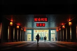 风起第七街剧照，街角修鞋摊的遮阳棚被风掀起一角，行人低头快步走过