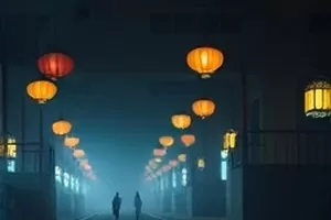 雪线之下剧照，海拔标记牌被风雪半掩，远处测绘队员的橙色外套成为唯一亮色