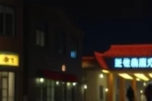 第七次搬家剧照，堆满纸箱的客厅里一家人正围着折叠餐桌吃饭